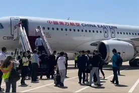 30秒 | 国产大飞机C919商业首飞 旅客：很激动很幸运，这是上学时的梦想图片
