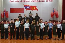 中国军队援老挝医疗队获颁老挝人民军勋章视频封面