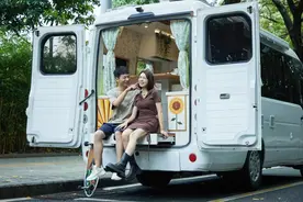 姜潮麦迪娜化身房车旅拍摄影师，陆毅鲍蕾见证治愈系爱情图片