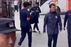 果然视频｜齐鲁德比一触即发，泰山队大巴赛前两小时抵达图片