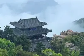 果然视频｜雨中登泰山：青山逶迤，云雾缭绕图片