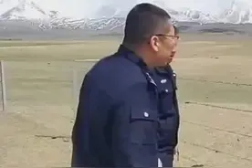 惊险！民警帮牧民驱赶棕熊反被追图片