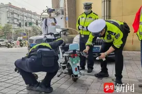 网购二手电动自行车，附赠牌照居然是伪造的图片