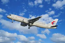 乘坐C919商业首航体验报告来了：座椅可调105度，餐食是份腊味双拼饭图片