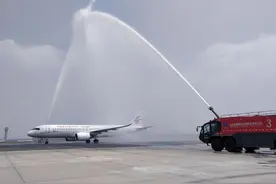 上海至北京历时1小时59分钟 国产大飞机C919完成首次商业飞行图片