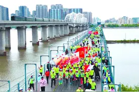 “迷人的哈尔滨之夏”万人徒步大赛展现冰城活力图片