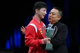 （体育）乒乓球——世乒赛：马龙获复刻圣·勃莱德杯图片