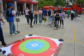 体验“火焰蓝”！消防站里过“六一”图片