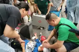 10岁男孩躺路边满脸是血 医生路过紧急救治图片