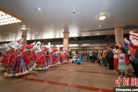 2023年首趟“心连心·京藏号”旅游列车发车图片