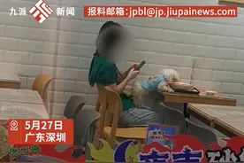 女子竟让狗用饭店餐具进食！网友：无法接受！图片