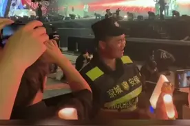 五月天北京演唱会，第一排的保安小哥亮了，“背对着是生活，跟着唱是青春”图片