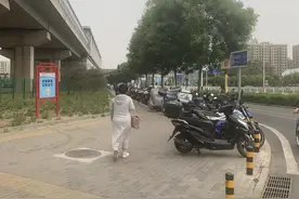 满满当当数百辆，非机动车停车场挤不下的电动车停得乱糟糟图片