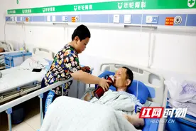 9岁“马蹄足”男孩照顾患病父亲，小小肩膀扛起家图片