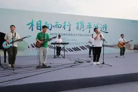 当《相亲相爱一家人》响起时，现场气氛被点燃了……图片