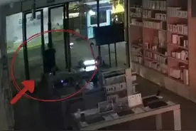 “缩骨功”?15厘米的门缝根本挡不住……男子盗窃后对监控比OK：我牛不牛图片