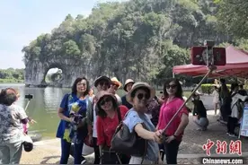 “加入老年旅游团，我被70多岁大爷调侃体力不行”图片