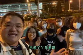 大批市民深夜聚集北京动物园门口欢迎丫丫，“看到她回来就安心了”图片