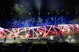 五月天《好好好想见到你》演唱会场内场外数万歌迷合唱《倔强》图片