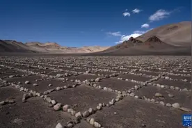 西藏阿里：公路边神秘的“巨石阵”图片