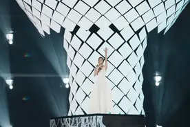 杨千嬅世界巡回演唱会首站广州开启，有人划着龙舟来围观图片