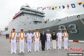 中国海军戚继光舰抵达泰国进行友好访问图片