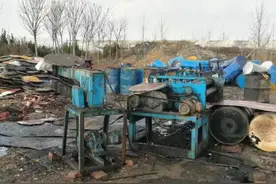 800余吨危废铁桶在小作坊里加工成铁板销往各地……图片