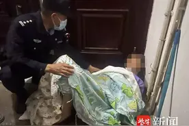 门外传来“咚”一声，她赶紧出门查看救助了一名老人图片