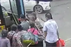 大雨中默默为候车乘客撑伞，自己却被淋湿！广西“最美撑伞女孩”找到了图片