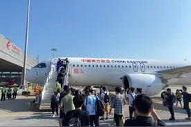 C919商业载客后首次飞抵成都 定制餐食细节满满 乘客：舍不得吃图片