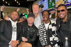 皮尔斯、隆多等08冠军成员现场观战绿军抢七图片