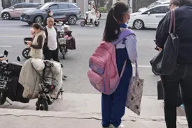 小小少年，“弓腰”上学为哪般？——小学生“大书包”现象透视图片