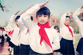 【曾湘涛】她是给我戴上红领巾的人图片