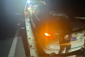 惊险！外地游客深夜在跨海大桥爆胎 民警火速赶往救援图片