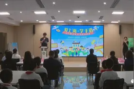 校园里，除了普通话和英语，还要学什么语言？答案是……图片