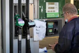 英国70岁及以上驾车人数量创新高图片