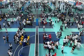 东莞这场校园招聘会近5000个岗位“抢”2056名学生图片
