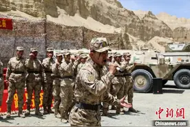 西藏阿里军分区歌咏比赛 嘹亮战歌唱响高原图片