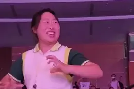 认真负责！幼师台下卖力领舞表情超丰富图片