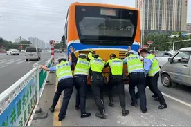 坏了！公交车抛锚路口挡路，聊城交警推车帮忙脱困境图片