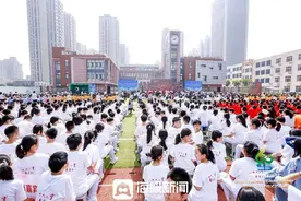 实小六十正青春丨全校师生合唱《少年》，燃爆全场！图片