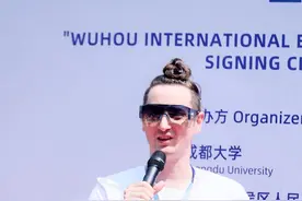 成都桐梓林社区来了个讲大运会的老外，他多次办英语沙龙宣讲大运会图片