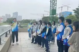 想一起漫步徐汇滨江，感受水岸的独特魅力吗？组团报名→图片
