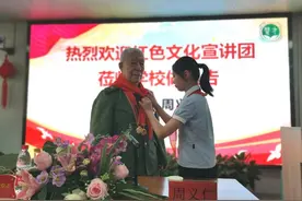 听“老兵爷爷”讲抗美援朝的故事，小学生与老战士喜迎“六一”图片