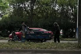 黄临风同学，你帮老人推三轮车的样子真帅！图片