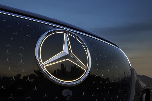 EQE纯电SUV自降身价 奔驰EQ硬起来了？