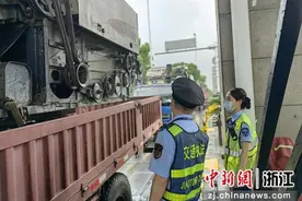 浙江湖州高速保障“夏收” 联合收割机运输优快速通行图片