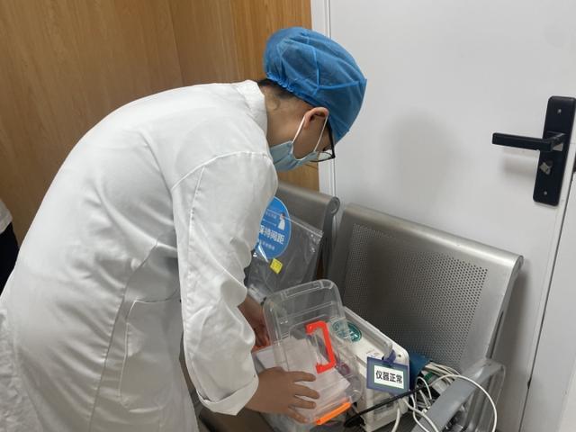 勇敢宝贝|放疗室里的儿童节：6岁小女孩说，“穿上这个，我就是奥特曼了！”