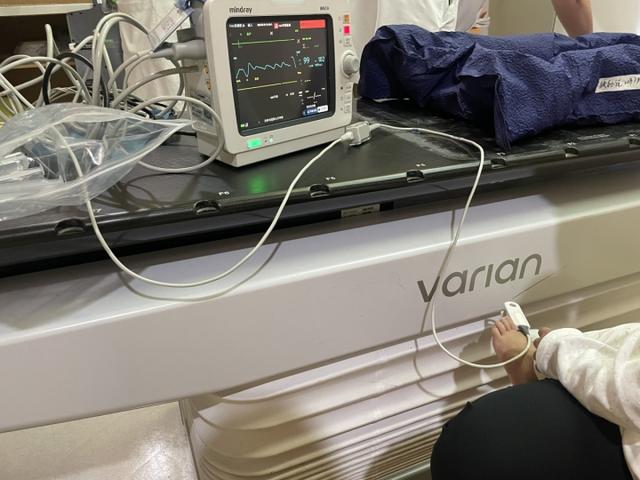 勇敢宝贝|放疗室里的儿童节：6岁小女孩说，“穿上这个，我就是奥特曼了！”