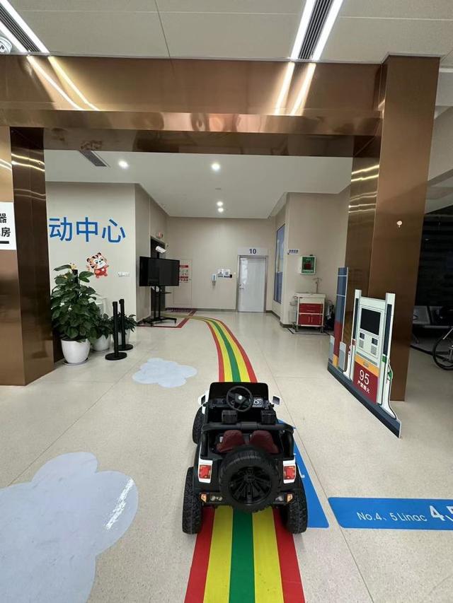 勇敢宝贝|放疗室里的儿童节：6岁小女孩说，“穿上这个，我就是奥特曼了！”